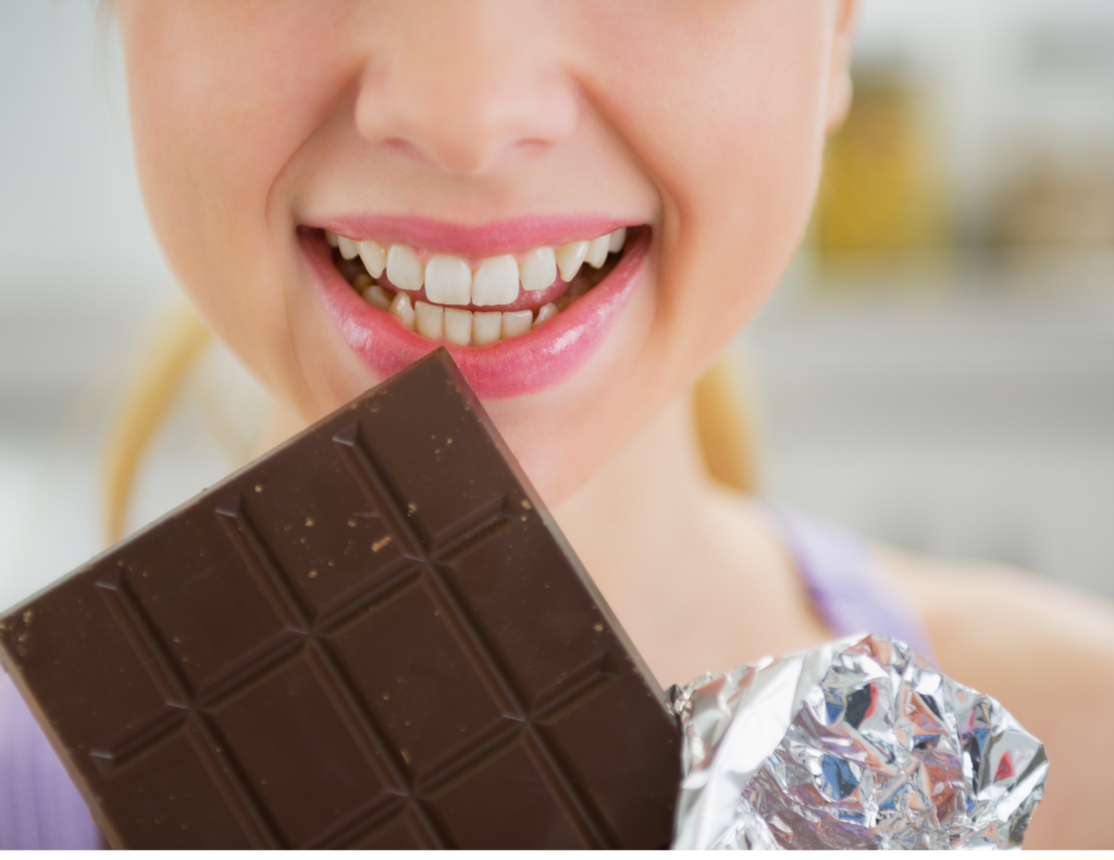 Ест шоколад. Девушка ест шоколад. Девушка с шоколадной конфетой. Женщина ест шоколадку. Шоколад есть всегда